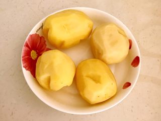 1、香炸土豆丸子,土豆削皮清洗干净