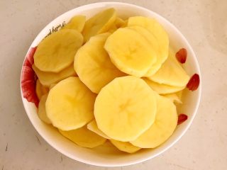 2、香炸土豆丸子,把土豆切成小片