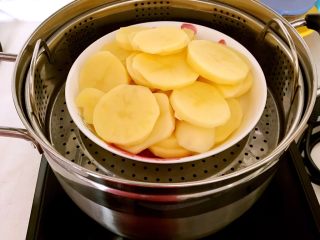 3、香炸土豆丸子,把土豆放入蒸锅，水开后蒸20分钟