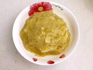 4、香炸土豆丸子,把蒸熟的土豆后压成土豆泥