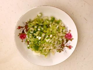 5、香炸土豆丸子,大葱切成葱花