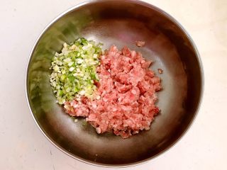 9、香炸土豆丸子,把葱花放入盆中