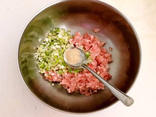 10、香炸土豆丸子,加入胡椒粉