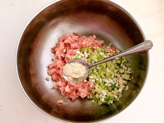 11、香炸土豆丸子,加入鸡粉