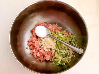 12、香炸土豆丸子,加入精盐