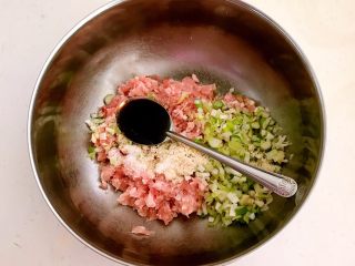 13、香炸土豆丸子,加入生抽