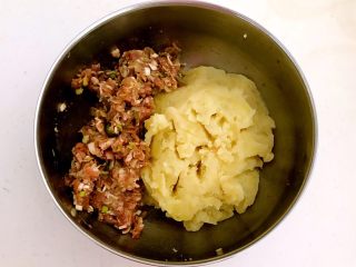 15、香炸土豆丸子,在肉馅中加入土豆泥