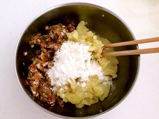 16、香炸土豆丸子,加入面粉