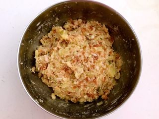 17、香炸土豆丸子,充分调匀土豆肉末
