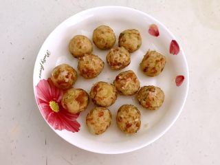18、香炸土豆丸子,把土豆肉末做成小丸子