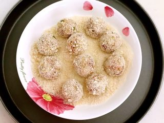 19、香炸土豆丸子,土豆丸子外面裹上一层面包糠