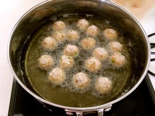 20、香炸土豆丸子,锅里加入大豆色拉油，烧至5分热的时候加入土豆丸子，小火炸制