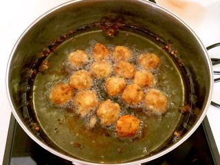21、香炸土豆丸子,炸制丸子表面金黄即可