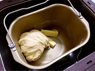 3、牛角面包,等停止时加入黄油,继续启动“和面团”程序