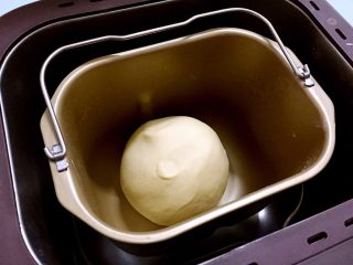 5、牛角面包,揉圆放回面包机中发酵至两倍大左右