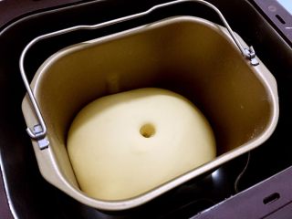 6、牛角面包,手指沾面粉戳一小洞,不反弹不回缩即发酵成功