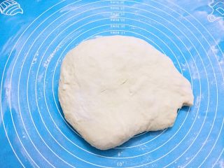 7、牛角面包,取出面团按压排气揉均匀