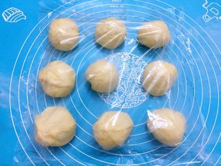 8、牛角面包,均匀地分成9份相同大小的面团,盖上保鲜膜醒发15分钟