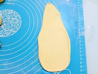 10、牛角面包,用擀面杖擀成长三角形的形状