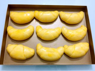 15、牛角面包,表面刷蛋液