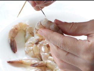 1、鲜虾可乐饼,鲜虾去头去壳留尾,挑去虾线