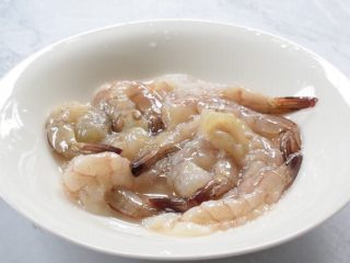 4、鲜虾可乐饼,抓匀腌制备用