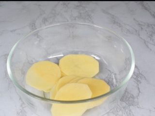 5、鲜虾可乐饼,土豆去皮洗净切成薄片