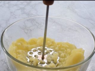 7、鲜虾可乐饼,蒸熟后用压泥器压成泥