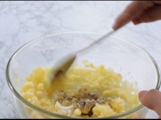8、鲜虾可乐饼,土豆泥加入盐、黑胡椒粉、白胡椒粉