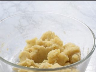 9、鲜虾可乐饼,搅拌均匀