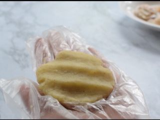 10、鲜虾可乐饼,取适量的土豆泥揉圆按扁
