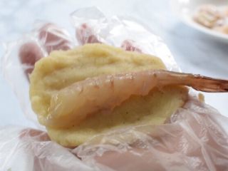 11、鲜虾可乐饼,放入鲜虾