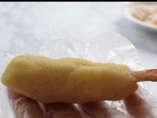 12、鲜虾可乐饼,收口捏紧后揉匀