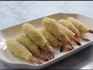 13、鲜虾可乐饼,放入盘中备用