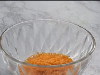 15、鲜虾可乐饼,备好面包糠