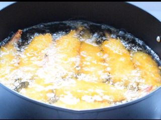 19、鲜虾可乐饼,锅中倒入油烧至六成热时放入鲜虾胚,小火炸至金黄色