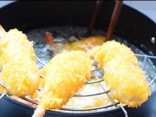 20、鲜虾可乐饼,夹出控油即可