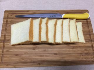 8、#吐司新吃法之一#新奥尔良三明治,吐司切片，尽量厚薄要均匀