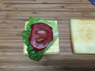 19、#吐司新吃法之一#新奥尔良三明治,接着放一片番茄