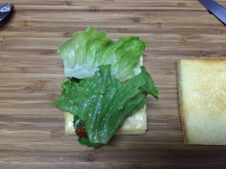 22、#吐司新吃法之一#新奥尔良三明治,铺上生菜