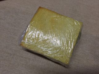 24、#吐司新吃法之一#新奥尔良三明治,用保鲜膜包裹着，固定整个三明治，以便稍后切开