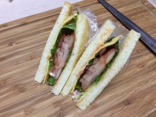 25、#吐司新吃法之一#新奥尔良三明治,对角线切开就是普通的三明治切法