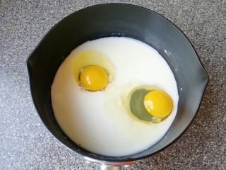 2、草莓蛋挞,打入鸡蛋搅拌均匀。