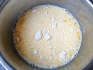 3、草莓蛋挞,加入低筋面粉搅拌均匀。