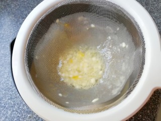 4、草莓蛋挞,过筛,滤出蛋筋和小面疙瘩,蛋挞液就做好了。