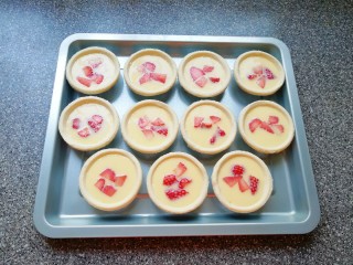 8、草莓蛋挞,倒入做好的蛋挞液。