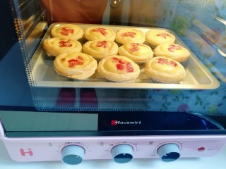 11、草莓蛋挞,快烤好了,满屋子都是蛋挞的香甜味。