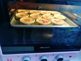 10、草莓蛋挞,上下管200度烤25分钟。