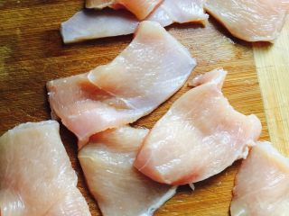 2、香酥鸡排（烤箱版）,再分成薄片～因为是做汉堡夹的所以分的比较小