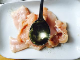 6、香酥鸡排（烤箱版）,再放一勺油  搅拌均匀